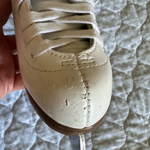 Glacier 520 girls white ice skates, never worn, dinged on toe top due to storing - Picture 4 of 7